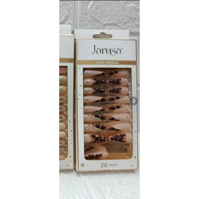 Uñas Postizas con Detalles de Cabios Dorados