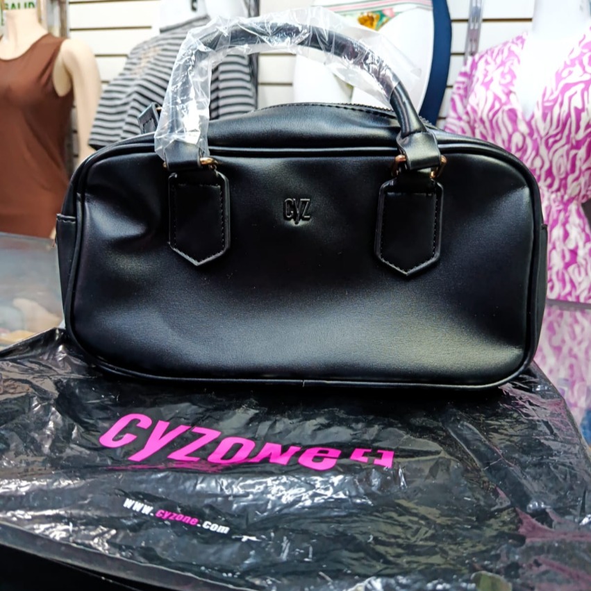 Bolso de mano elegante Cyz negra 2